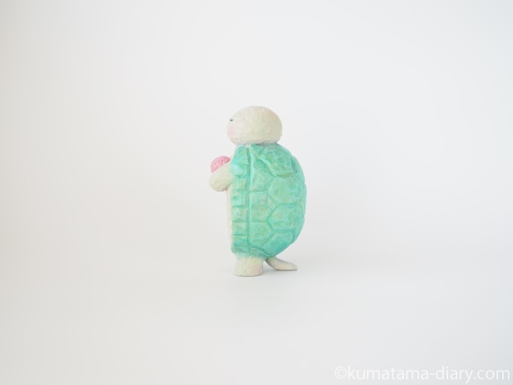 ウニを持つ亀さん木彫り