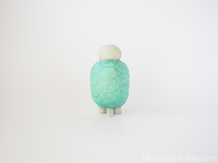 ウニを持つ亀さん木彫り