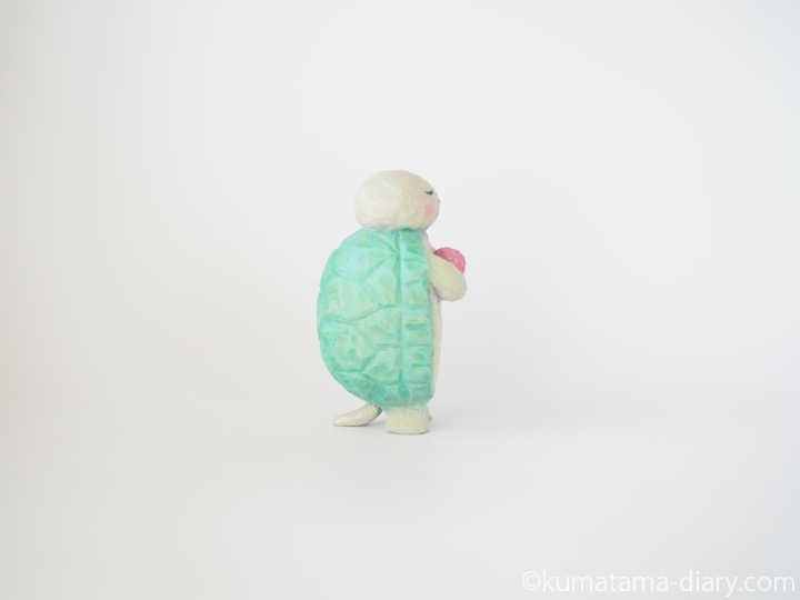 ウニを持つ亀さん木彫り